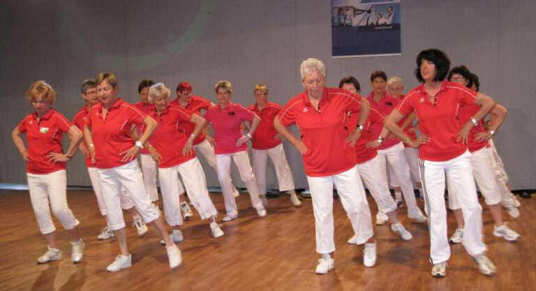 Damengymnastik bei größter deutscher Seniorenmesse