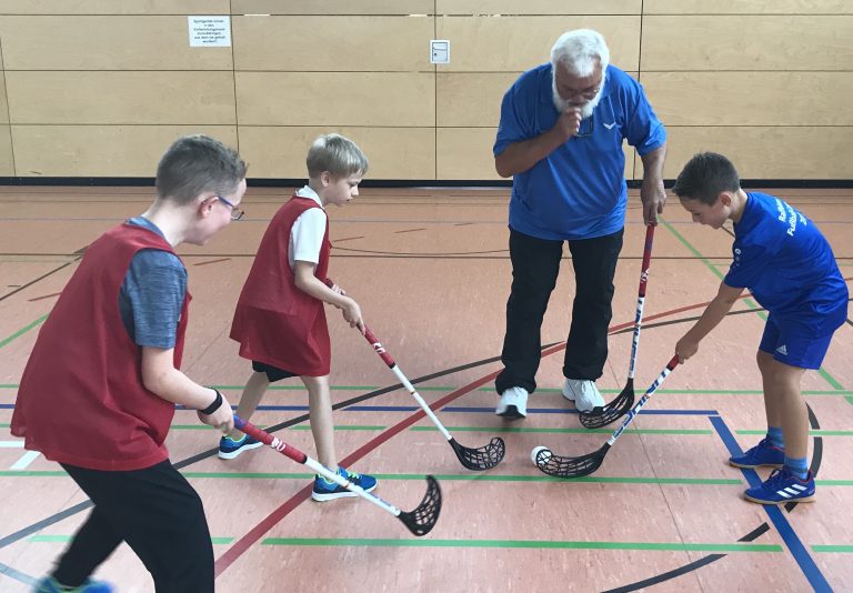 TV mit Floorball an der Grundschule